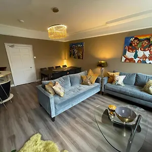  Apartment Impeccable 4-bed In